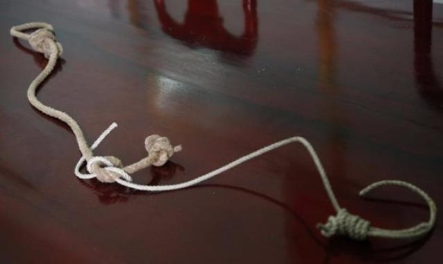 Khoảng 12h45 ngày 27/10/2020, Quỳnh bấm chuông nhà bà N. nói đến sửa chữa đồ trang trí nội thất trước đó. Sau khi vào nhà, Quỳnh giả vờ kiểm tra nội thất và trò chuyện cùng bà N. Khi biết bà N. đang ở nhà một mình, Quỳnh tìm cơ hội khống chế, cướp tài sản. Khi bà N. nói đi lên lầu 2 có việc, Quỳnh đi theo và dùng một đoạn dây điện chuẩn bị trước siết cổ bà N. cho đến khi nạn nhân nằm bất động. Sau khi gây án, Quỳnh lục khắp nhà bà N. và lấy đi nhiều tiền mặt, vàng, trang sức, cùng nhiều vật dụng quý giá khác. (Ảnh minh họa, nguồn Internet)