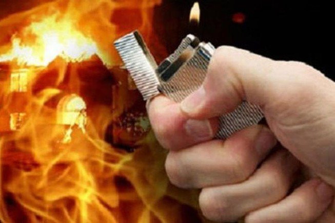 Theo người dân sinh sống tại hiện trường, bà N. hiện đang cho sửa lại nội thất bên trong căn nhà. Nhiều người dân đã nhìn thấy bà N. trước khi căn nhà bị cháy. Ngoài ra một số tài sản cá nhân của bà N. cũng không cánh mà bay. Từ những thông tin trên và các chứng cứ thu thập được tại hiện trường cùng kết quả sơ bộ khám nghiệm tử thi, cơ quan chức năng xác định bà N. bị sát hại và hung thu đã cố tình phóng hoả để xoá dấu vết. (Ảnh minh họa, nguồn internet)