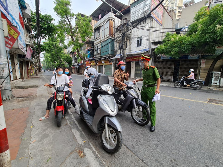 Ngoài giấy đi đường được cấp theo mẫu đã được ban hành ngày 29/7; người đi đường xuất trình kèm theo: Căn cước công dân/Chứng minh thư nhân dân, lịch trực, lịch làm việc, văn bản phân công nhiệm vụ của cơ quan, đơn vị.