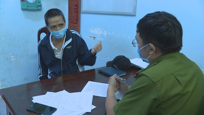 Hàng xóm vượt rào vào nhà chém chết cụ ông 74 tuổi: Trưa 19/7, Nguyễn Xuân Thủy (56 tuổi, ngụ TP Buôn Ma Thuột, Đắk Lắk) trèo tường vào nhà hàng xóm là ông ông Lê T. (74 tuổi) tìm người thân nhưng không thấy. Sau khi lời qua tiếng lại, Thủy dùng hung khí sát hại nạn nhân.