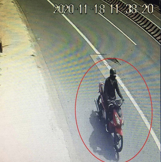 Tất cả đều hoảng hốt bởi thái độ cực kỳ manh động của đối tượng. Tuy nhiên, khi chưa kịp lấy được tiền, lo sợ bị phát hiện, tên cướp đã nhanh chân chạy ra ngoài, trèo lên chiếc xe máy đã nổ sẵn rồi tẩu thoát. Vụ việc lập tức được báo về Công an TP Bến Cát. Nhận định đây là vụ án đặc biệt nghiêm trọng, Công an Bến Cát đã báo cáo Công an tỉnh Bình Dương để xác lập Chuyên án truy xét. (Hình ảnh nghi phạm)