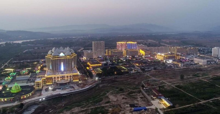 Tại Khu kinh tế Tam Giác Vàng (Lào), đường dây lừa đảo hoạt động dưới danh nghĩa doanh nghiệp được cấp phép hợp pháp; được tổ chức bài bản theo mô hình một công ty với đầy đủ các bộ phận quản lý, điều hành, phân chia thành các tổ, nhóm, hoạt động theo quy chế, nội quy do các chủ mưu cầm đầu; phân chia lợi ích theo lương tháng và phần trăm số tiền lừa được. Những người này làm việc, ăn ở, sinh hoạt tập trung trong các tòa nhà cao tầng ở Khu kinh tế Tam Giác Vàng; hằng ngày thực hiện hành vi lừa đảo với "kịch bản" đã được soạn sẵn. (Ảnh minh họa, nguồn internet)