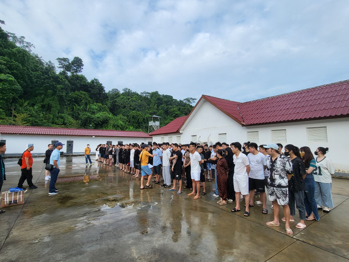 Theo tài liệu trinh sát, từ năm 2023 các tổ chức, băng nhóm tội phạm lừa đảo chiếm đoạt tài sản tại khu vực Đông Nam Á có xu hướng di chuyển địa bàn hoạt động sang Lào. Các nhóm này thường xuyên thay đổi phương thức, thủ đoạn lừa đảo, địa điểm hoạt động đồng thời không ngừng mở rộng quy mô, tổ chức. Để lừa người Việt Nam, những kẻ lập ra đường dây sử dụng chiến thuật "dùng người Việt lừa người Việt".