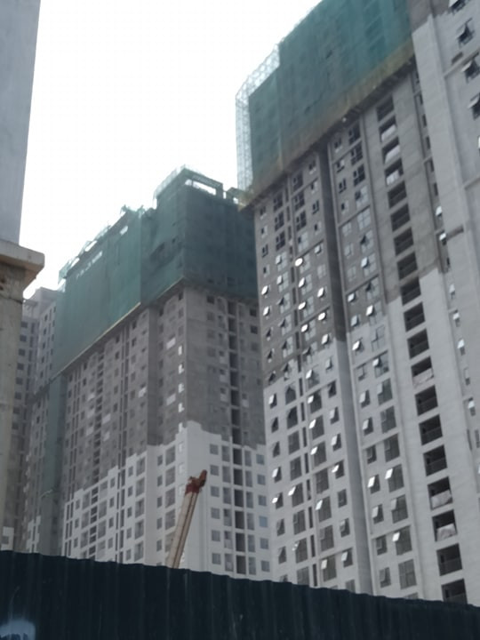 Trao đổi với PV Kiến Thức ông Lê Đức Hùng - Trưởng Công an quận Bắc Từ Liêm xác nhận có một người tử vong tại công trường Dự án Khu nhà ở Ecohome 3 và cho biết: "Vụ việc đang trong quá trình điều tra, chưa cung cấp được thông tin cho báo chí".