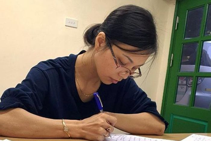 Bắt 3 chuyên viên quản lý du lịch ở Lào Cai: Trong 4 năm, nhóm chuyên viên thuộc Sở Văn hóa, Thể thao và Du lịch tỉnh Lào Cai đã bàn bạc, móc nối để cấp trái phép hàng trăm thẻ hướng dẫn viên quốc tế, thu lời bất chính hàng tỷ đồng. Ngày 26/9, Bộ Công an cho biết vừa khởi tố, bắt tạm giam nhóm đối tượng này. (Bị can Vũ Kim Oanh cầm đầu đường dây)