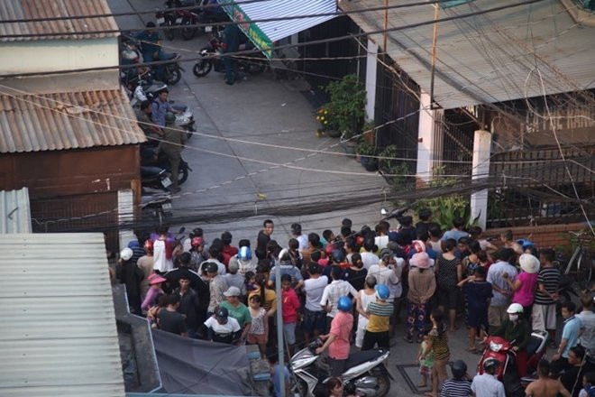Theo hồ sơ vụ án, khoảng 11h30 ngày 15/2/2018 (30 Tết), Công an phường Bình Hưng Hòa, quận Bình Tân, TP HCM nhận tin báo của người dân về trường hợp căn nhà 131/48 đã hai ngày không thấy mở cửa, có mùi hôi bên trong. Tổ công tác Công an phường Bình Hưng Hòa đến kiểm tra, phát hiện cửa nhà 131/48 không khóa chặt mà chỉ khép hờ. Gõ cửa nhiều lần nhưng không ai trả lời, tổ công tác mở cửa căn nhà, phát hiện thi thể bà Mai Thị Hồng (37 tuổi) trên ghế salon, mặt úp vào tường, trên người nhiều vết đâm. (Hiện trường nơi xảy ra sự việc)