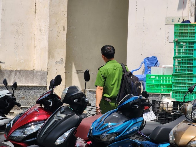 Nghi án chồng giết vợ rồi nhảy lầu chung cư tự tử: Ngày 24/4, người dân sinh sống ở chung cư T.G.N. trên đường Phan Văn Hớn, phường Tân Thới Nhất, quận 12, TP HCM nghe tiếng động mạnh ở mái tôn khu nhà xe. Người dân cùng bảo vệ chạy ra thì phát hiện ông N.G.T. (SN 1986, ngụ tỉnh Nghệ An, trú quận 12) bị thương. Mọi người đưa ông T. đi cấp cứu ở bệnh viện. Sau đó, kiểm tra căn hộ của ông T. thì phát hiện bà T.T.H. (SN 1987,vợ ông T.) đã tử vong. Qua điều tra, bước đầu công an nhận định do mâu thuẫn tình cảm nên ông T. sát hại bà H. rồi nhảy từ tầng cao xuống dưới tự tử.