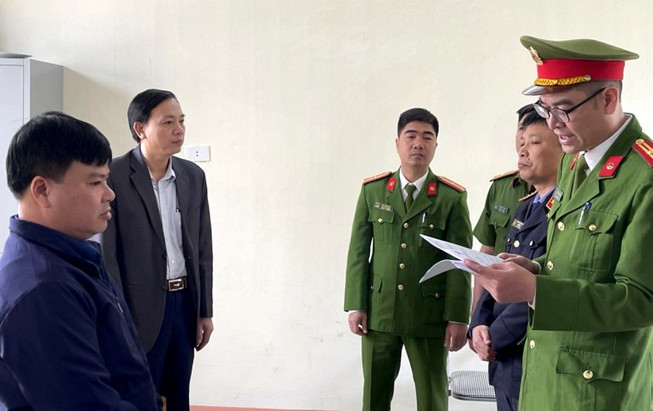 Cựu giám đốc văn phòng đăng ký đất đai ở Thanh Hóa bị khởi tố: Ngày 24/3, Công an tỉnh Thanh Hoá đã khởi tố bị can Phạm Văn Biên (45 tuổi - cựu giám đốc) và Bùi Xuân Quang (38 tuổi - cán bộ Văn phòng đăng ký đất đai huyện Ngọc Lặc) về tội thiếu trách nhiệm gây hậu quả nghiêm trọng. 2 bị can này đã cấp trái quy định đăng ký quyền sử dụng đất ở huyện Ngọc Lặc.