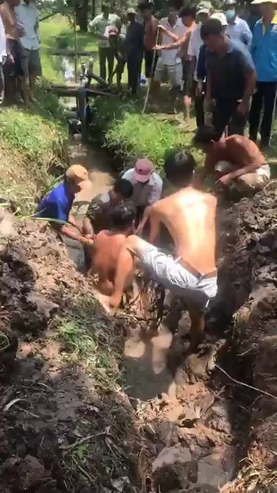 Người đàn ông chết trong ống thoát nước: Ngày 23/3, một nhà vườn trồng sầu riêng ở huyện Cai Lậy (Tiền Giang) thăm vườn thấy nước trong ống cống không chảy nên đến xem thì phát hiện ông Lê Văn Hùng (52 tuổi, ngụ cùng địa phương) đã tử vong. Ngày 24/3, chính quyền địa phương cho biết, có thể ông Hùng đã chui vào ống cống lúc nước triều dâng cao dẫn đến tử vong.