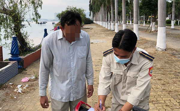 Không đeo khẩu trang tại nơi công cộng, không khử khuẩn theo quy định, không giữ khoảng cách tối thiểu 2m khi tiếp xúc mức phạt từ 1-3 triệu đồng. (Ảnh minh họa)