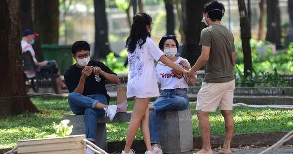 Tụ tập quá 2 người tại nơi công cộng, ngoài phạm vi công sở, trường học, bệnh viện mức phạt từ 10-20 triệu đồng. (Ảnh minh họa)