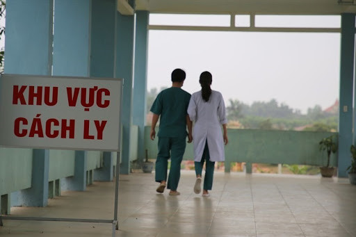 Còn đối với người chưa được xác định là mắc COVID-19 mức phạt từ 5-10 triệu đồng, buộc thực hiện cách ly y tế, cưỡng chế cách ly y tế theo quy định. (Ảnh minh họa)