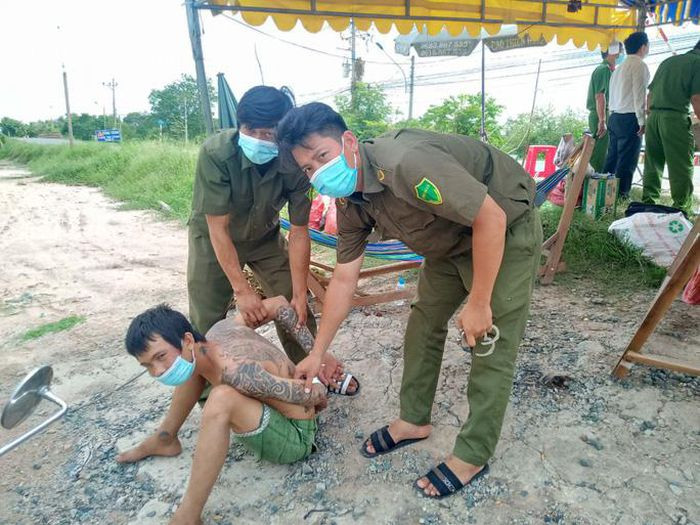 Cầm dao làm loạn tại chốt kiểm dịch: Sáng 3/8, Phan Đình Phủ (SN 1993, trú huyện Đức Huệ, Long An) đã cầm dao xông đến chốt kiểm soát phòng chống dịch COVID-19 tại huyện Đức Huệ. Theo đó, Phủ có biểu hiện ngáo đá, cầm dao xông đến chốt kiểm soát dịch làm loạn và đánh lực lượng làm nhiệm vụ.
