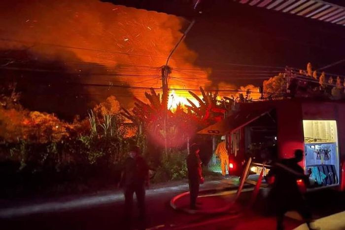 Cháy nhà kho, thiệt hại khoảng 7 tỷ đồng: Đêm 2/8 tại kho chứa hàng tạp hóa Hồng Uyên (xã Phú Hưng, TP.Bến Tre) do bà Đinh Thị Thanh Hồng (58 tuổi) làm chủ đã xảy ra vụ cháy dữ dội. Do ngọn lửa bùng phát nhanh, khi lực lượng chữa cháy đến nơi ngọn lửa đã bao trùm toàn bộ nhà kho khoảng 450m2. Vụ cháy gây thiệt hại khoảng 7 tỷ đồng.