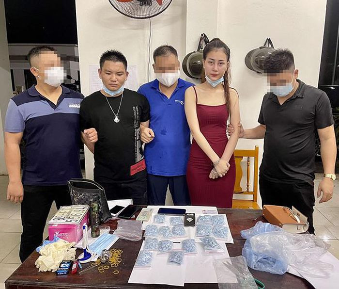 Ngày 3/8, Phòng Cảnh sát điều tra tội phạm về ma túy Công an tỉnh Bắc Giang ra quyết định khởi tố bị can, bắt tạm giam Lê Thị Bích Ngọc (22 tuổi, ở huyện Thanh Hà, tỉnh Hải Dương) và Phạm Xuân Biển (30 tuổi, ở huyện Yên Mỹ, tỉnh Hưng Yên) về tội Mua bán trái phép chất ma túy.
