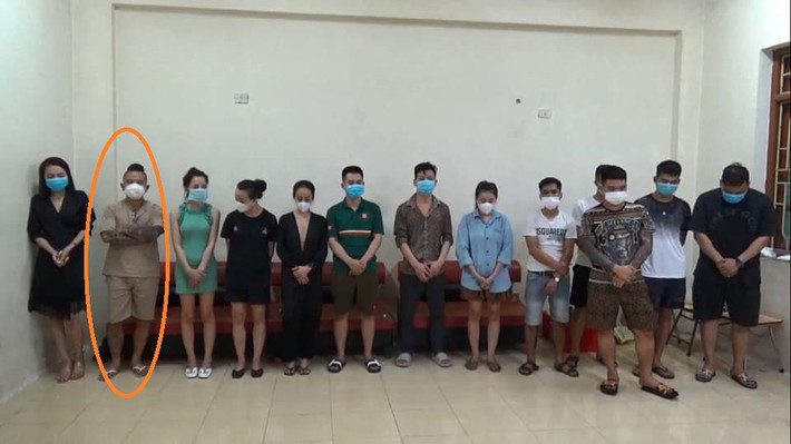 Trước đó, Dương Minh Tuyền cũng dính nhiều lùm xùm như: Ngày 29/7/2021, Công an TP Ninh Bình bắt quả tang 13 nam, nữ thanh niên tụ tập "bay lắc" ma túy trong một quán karaoke trên địa bàn, trong đó có "thánh chửi" Dương Minh Tuyền.