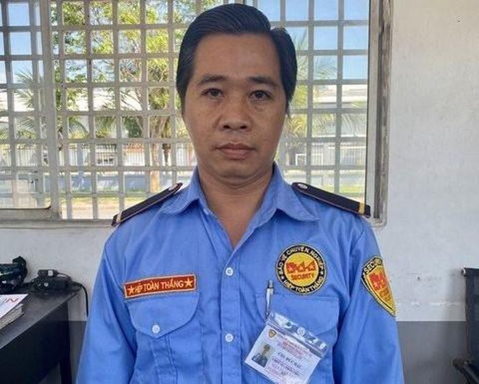 Bắt Giám đốc công ty trốn truy nã, ẩn mình dưới vỏ bọc nhân viên bảo vệ: Sau khi bị khởi tố và phát lệnh truy nã, Chu Đức Hậu (46 tuổi, ngụ TP HCM) đã bỏ trốn ở nhiều tỉnh thành khác nhau và ẩn mình dưới vỏ bọc là nhân viên bảo vệ, thế nhưng sau đó bị phát hiện, bắt giữ. Ngày 4/3, Công an TP HCM cho biết đang điều tra, làm rõ.