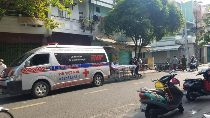 Người đàn ông rơi tầng cao tử vong: Sáng 4/3, người dân sinh sống ở góc đường Bàu Cát 2 - Trần Mai Ninh, phường 12, quận Tân Bình, TP HCM nghe tiếng động mạnh phát ra. Mọi người chạy ra thì phát hiện thi thể 1 người đàn ông (SN 1986) nằm tử vong. Chủ căn nhà nơi xảy vụ việc cho biết, nạn nhân cùng vợ mới tới thuê tầng 1 của căn nhà được vài ngày.