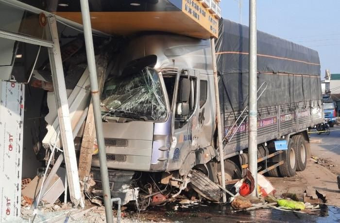 Xe tải lao vào nhà dân khiến nữ công nhân thiệt mạng: Sáng 4/3, tại huyện Hải Lăng, tỉnh Quảng Trị, ô tô tải do anh Đỗ Quang L. (29 tuổi, ở Quảng Nam) điều khiển ô tô bất ngờ đâm vào giải phân cách rồi tiếp tục lao qua phía bên đường, lao lên lề đường đâm vào một cửa hiệu di động trước và cửa hiệu tóc trước nhà dân và làm sập một phần nhà. Vụ tai nạn khiến bà Đ.T.M (56 tuổi) tử vong. Được biết, bà M. là công nhân may.