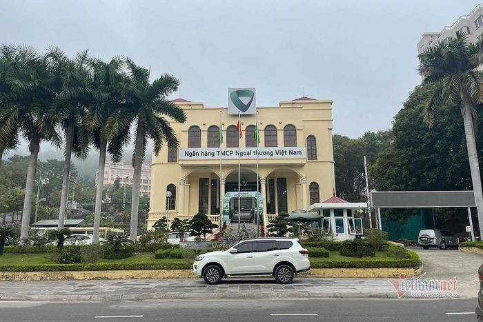 Mang bom cướp tiền ngân hàng ở Quảng Ninh: Chiều 4/3, tại ngân hàng Vietcombank chi nhánh Bãi Cháy, TP Hạ Long một nam thanh niên hô mang bom vào ngân hàng có ý định cướp tiền nhưng khi thấy còi báo động thì bỏ chạy và bị bắt ngay tại cổng. Qua khám xét, người này quê ở TP HCM tên T.M.Q., có thẻ sinh viên của một trường đại học ở Mỹ.