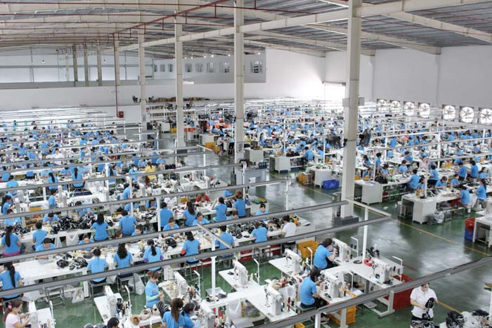 Tại khu vực để xe, các điều tra viên kiểm tra cốp xe máy của nạn nhân thì phát hiện 1 thẻ ra vào của công ty da giày ở Hải Phòng. Tuy nhiên, trên thẻ không có tên tuổi. Xác minh nóng, cuối cùng công an cũng tìm ra danh tính nạn nhân là chị Hoàng Thị B (SN 1977, trú tại Hải Phòng). Chị B đã có gia đình và đang làm tại một công ty da giày ở Hải Phòng. Tại công ty, nhân viên bảo vệ cho hay ngày 20/3, chị B đi làm bình thường, đến khoảng 17h thì tan ca. Sau đó chị B đi đâu, làm gì không ai rõ. (Ảnh minh họa, nguồn internet)