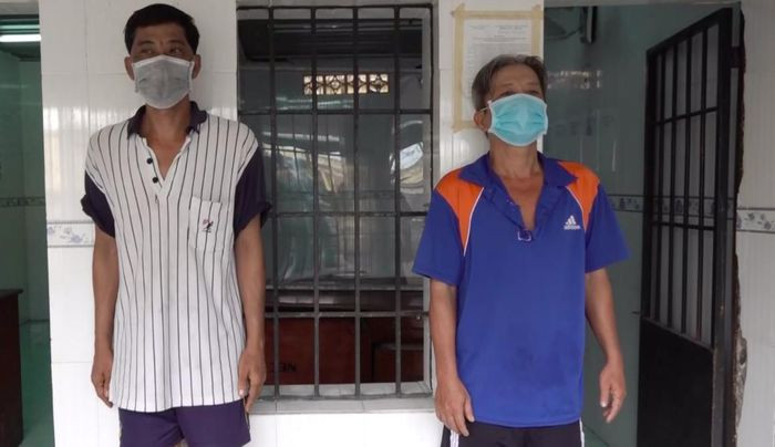 Bắt 2 tài xế xe ôm cướp tài sản của người nước ngoài: Sau khi người nước ngoài nhảy xuống xe ở quận 1, TP HCM, do không trả tiền nên Huỳnh Hữu Hiến (SN 1975, ngụ TP Thủ Đức) đuổi theo gọi đồng nghiệp là Nguyễn Thanh Liêm (SN 1971, ngụ quận 4) ra giúp. Sau đó, cả 2 khống chế anh này cướp Iphone 12 Pro của nạn nhân rồi tẩu thoát. Ngày 22/2, Công an TP HCM cho biết đang điều tra, làm rõ.