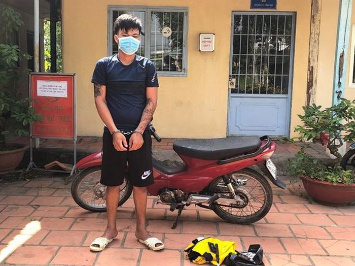 Dùng dao đâm bạn, cướp tài sản giữa đường: Nguyễn Đang Trường (SN 2001, trú huyện Cao Lãnh, Đồng Tháp) rủ bạn là anh Nguyễn Thanh Sang (SN 1983, trú cùng huyện) từ TP Cao Lãnh đi TP HCM, tuy nhiên khi đang trên đường đi thì Trường bất ngờ dùng dao đâm người bạn, cướp tài sản rồi tẩu thoát. Ngày 22/2, Công an huyện Cao Lãnh cho biết vừa bắt tạm giam Trường để điều tra.