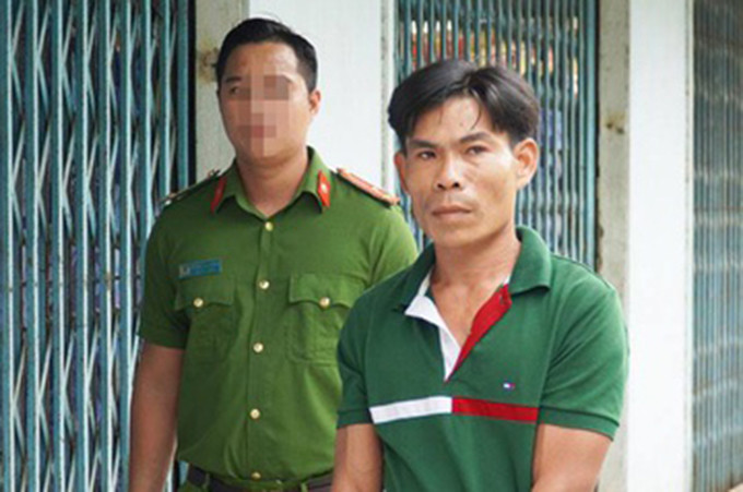 Bị bắt khi cùng bạn gái vào nhà nghỉ: Tối 4/1, Phạm Minh Đức (33 tuổi, trú tại huyện Bến Lức, tỉnh Long An) trú mưa cùng chị Võ Thị Bích Loan (25 tuổi, quê Kiên Giang) tại căn nhà vắng chủ ở thị trấn Bến Lức. Đức sau đó giật túi xách chị Loan rồi bỏ chạy. Trong túi có hơn 14 triệu đồng, điện thoại di động và một số giấy tờ. Vào cuộc điều tra, Công an huyện Bến Lức đã bắt giữ Đức khi anh ta đang ở trong nhà nghỉ cùng bạn gái. Hiện, Công an huyện Bến Lức đang tạm giạm Đức để điều tra về hành vi về tội Cướp tài sản.