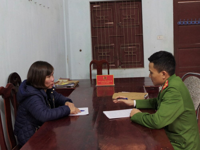 Con gái cạy tủ “cuỗm” 100 triệu đồng của mẹ đẻ: Đêm 30/12/2020, Thân Thị Hương (42 tuổi, trú tại xã Cương Gián, huyện Nghi Xuân, tỉnh Hà Tĩnh) đã đột nhập vào nhà mẹ đẻ là bà Chu Thị Lài (70 tuổi, cùng trú tại địa phương) cạy tủ nhôm để trong phòng ngủ, lấy trộm 100 triệu đồng, bỏ trong túi nilon, sau đó đem đi cất giấu. Ngày 8/1, Công an huyện Nghi Xuân đã khởi tố bị can đối với Hương để điều tra về hành vi Trộm cắp tài sản.