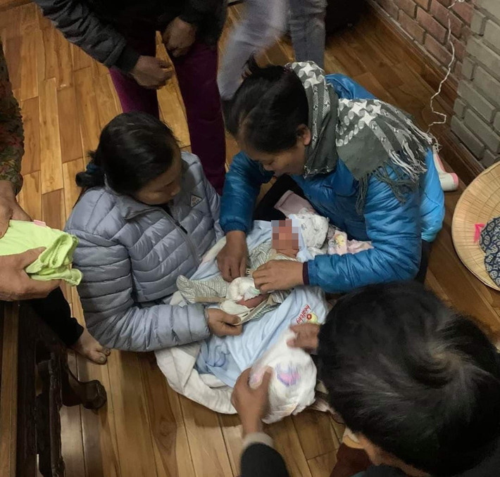 Ông Tuấn cho biết thêm: “Sau khi nghe tin, UBND xã La Sơn đã cử cán bộ xuống ghi nhận sự việc đồng thời đưa cháu bé đi kiểm tra. Kết quả kiểm tra cho thấy cháu bé nặng 3,6kg, sức khỏe bình thường. Hiện chính quyền xã đã bàn giao cháu bé cho tăng ni chùa Khánh Long chăm sóc”.