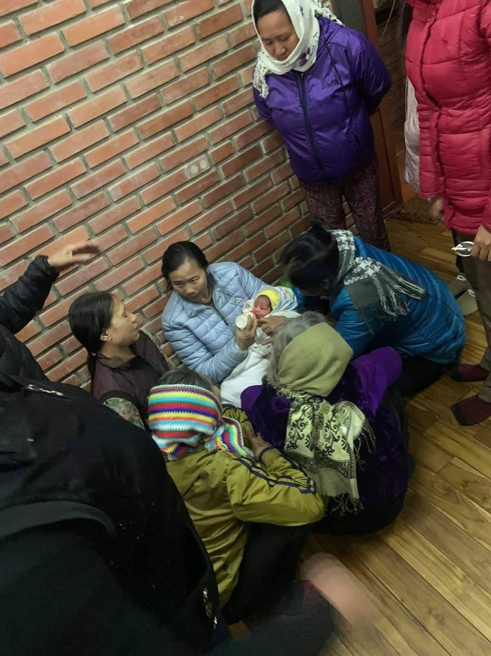 Theo thông tin ban đầu, vụ phát hiện bé trai bị bỏ rơi trước cổng chùa xảy ra vào khoảng 11h45 ngày 7/1, người dân trong khi di chuyển qua khu vực chùa Khánh Long (địa chỉ tại xã La Sơn) bất ngờ phát hiện tiếng khóc của trẻ nhỏ ở khu vực cổng chùa.