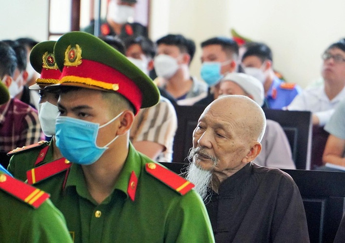 Nguyên nhân hoãn phiên xử là do luật sư của các bị cáo có đơn xin hoãn để có thời gian nghiên cứu hồ sơ vụ án, đại diện VKS cũng có kiến nghị hoãn và phiên toà hôm đó vắng mặt nhiều người là người có quyền, nghĩa vụ liên quan, nhân chứng, bị hại…