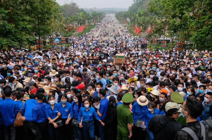 Hàng chục nghìn người chờ sẵn ở sân chính của Khu di tích đền Hùng, chờ được lên núi Nghĩa Lĩnh dâng hương sáng 10/4. (Ảnh:Zing.vn)
