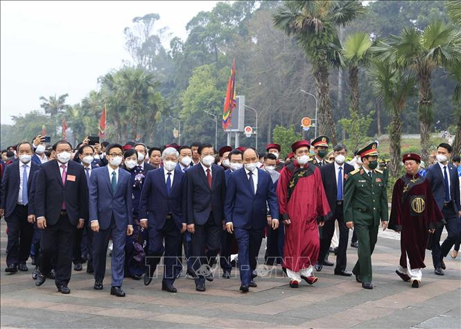 Chủ tịch nước Nguyễn Xuân Phúc cùng Lãnh đạo Đảng, Nhà nước, tỉnh Phú Thọ và các địa phương đến dự Lễ dâng hương tưởng niệm các Vua Hùng năm 2022. (Ảnh: TTXVN)