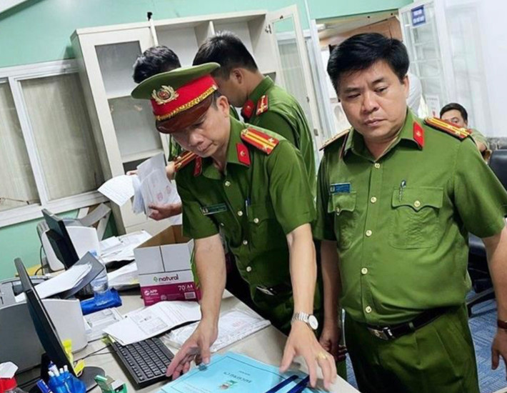 Trục lợi bảo hiểm xã hội hàng trăm tỷ đồng ở Đồng Nai: Ngày 31/5, Công an TP. Biên Hòa (Đồng Nai) cho biết đang tạm giữ hình sự 2 đối tượng L.T.H (43 tuổi) và H.T.Đ (36 tuổi), cùng ngụ phường Trảng Dài, TP Biên Hòa. Công an đã đồng loạt khám xét 8 cơ sở khám chữa bệnh trên địa bàn để làm rõ hành vi trục lợi bảo hiểm xã hội. Đây là vụ án có quy mô rất lớn, ước tính có hàng chục ngàn người mua “giấy chứng nhận nghỉ việc, hưởng bảo hiểm xã hội” để trục lợi bảo hiểm lên tới hàng trăm tỷ đồng.