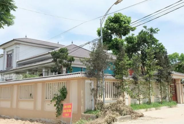 UBND xã Quảng Lưu, huyện Quảng Xương, tỉnh Thanh Hóa đang tiến hành rà soát lại danh sách những hộ nghèo, hộ cận nghèo tại địa phương này sau khi việc chi trả gói an sinh xã hội 62.000 tỉ đồng hỗ trợ người dân trong đại dịch Covid-19 phát sinh nhiều bất cập. Trong ảnh là một căn nhà bề thế, khang trang của một gia đình trong danh sách hộ cận nghèo