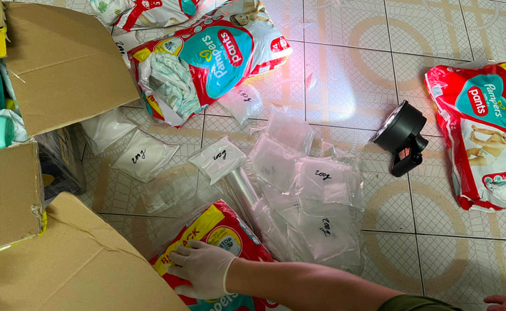 Thu giữ trong phòng của đối tượng Trang đang ngồi khoảng 8kg chất bột màu trắng. Theo khai nhận của đối tượng đây là ma túy tổng hợp loại ketamin. Số ma túy này được Trang cất giấu, ngụy trang rất tinh vi trong các bỉm quần của trẻ em, dự định sẽ tiếp tục vận chuyển đưa đi tiêu thụ.