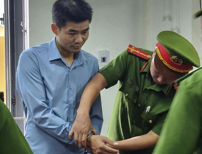 Bắt giam cán bộ BQL Dự án đầu tư và xây dựng: Ngày 24/11, Công an tỉnh Nghệ An cho biết đã tống đạt quyết định khởi tố, bắt tạm giam ông Phạm Văn Tài (SN 1987, trú tại khối Hòa Tây, thị trấn Thạch Giám, huyện Tương Dương), là cán bộ hợp đồng tại Ban Quản lý Dự án đầu tư và xây dựng huyện Tương Dương. Ông Tài bị khởi tố, bắt tạm giam về hành vi "Lợi dụng chức vụ quyền hạn chiếm đoạt tài sản". Được biết, ông Phạm Văn Tài đã lạm dụng chức vụ, quyền hạn để chiếm đoạt hàng trăm triệu đồng.