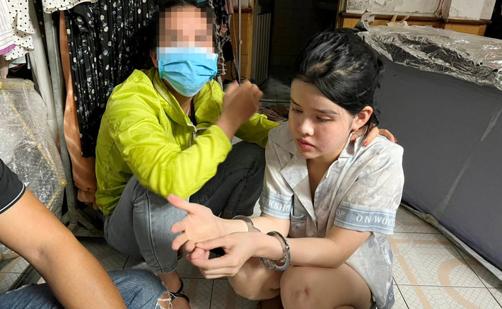 Kiểm tra phòng của Trang, lực lượng chức năng thu giữ khoảng 8kg chất bột màu trắng. Theo khai nhận của đối tượng, đây là ma túy tổng hợp loại ketamin. Số ma túy này được đối tượng Trang cất giấu, ngụy trang rất tinh vi trong các bỉm quần của trẻ em và dự định sẽ tiếp tục vận chuyển số ma túy này đưa đi tiêu thụ. Lực lượng chức năng tiến hành khám xét khẩn cấp tại nơi bắt giữ và thu giữ thêm 3.111 viên nén (khoảng 1,5 kg) dạng thuốc tân dược. Theo khai nhận của Phạm Thị Quỳnh Trang, số viên nén trên là ma túy tổng hợp loại thuốc lắc.