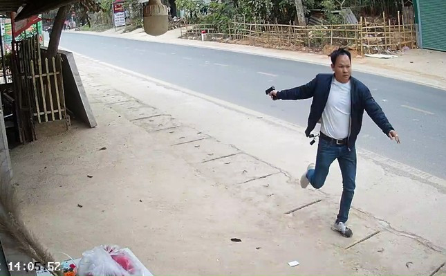Gã đàn ông nhanh chóng mở cửa xe ra ngoài, vừa chạy, vừa chĩa khẩu súng quân dụng bắn về lực lượng truy đuổi. Trên đường chạy, gã cướp xe máy của người dân và đi về thị trấn Thuận Châu. Tại hiện trường, một mặt lực lượng công an tiếp tục tổ chức truy đuổi, lần theo hướng đối tượng bỏ chạy, mặt khác tiến hành kiểm tra chiếc xe gã bỏ lại. Tại đây, công an làm rõ người lái xe là Nguyễn Văn Long (SN 1977, trú tại Phúc Yên, Vĩnh Phúc).