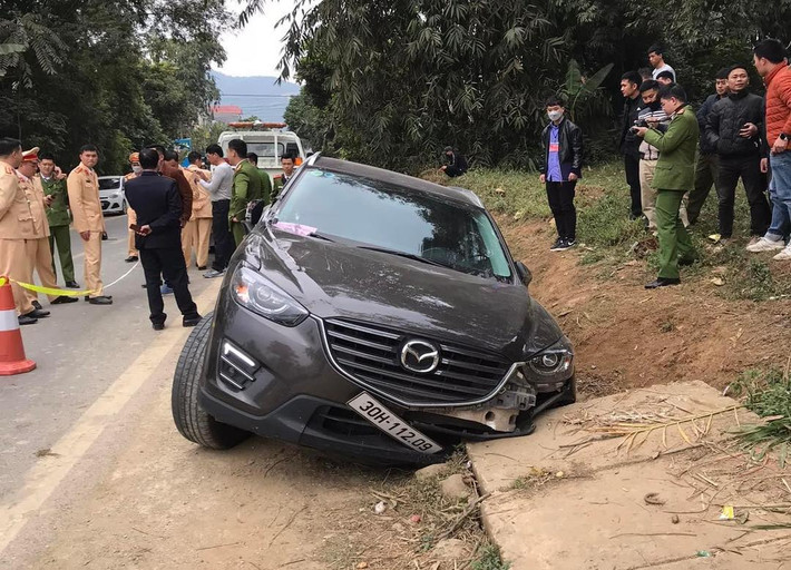 Sau khi nghiên cứu, công an quyết định lấy đoạn đường chạy qua bản Phồng Lăng làm nơi phá án. Lực lượng công an giao thông sẽ chặn xe, sau đó các nhóm thuộc cảnh sát ma túy, cảnh sát hình sự mặc thường phục sẽ áp sát, bắt giữ đối tượng. Khoảng 14h cùng ngày, chiếc xe Mazda CX5 của đối tượng xuất hiện. Nhưng, khi thấy cảnh sát giao thông ra hiệu dừng xe, đối tượng bất ngờ tăng ga, đâm thẳng vào xe cảnh sát nhằm tẩu thoát. Tuy nhiên, do đường bé, sau khi va chạm, xe ô tô của đối tượng lao xuống mương nước, chết máy.
