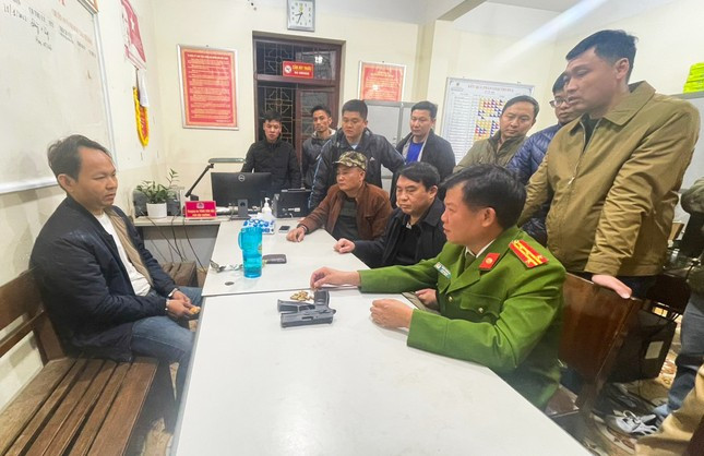 Công an tính toán, trong trường hợp vây bắt, đối tượng bằng cách nào đó thoát khỏi vòng vây, chạy vào nhà dân và khống chế con tin thì sự việc sẽ rất nghiêm trọng. Chính vì thế, các cán bộ, chiến sĩ đã đến từng hộ dân gần đó, thông báo, chia sẻ và có phương án bảo vệ an toàn cho họ. Trời tối, gió thổi hun hút qua những mỏm đá tai mèo, gần 300 cán bộ, chiến sĩ của Công an tỉnh Sơn La dần siết chặt vòng vây. Loa được bật lên để kêu gọi Long buông vũ khí, ra đầu hàng. (Ảnh Tiền Phong)