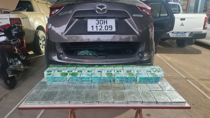 Long thường xuyên dùng vỏ bọc là một người dân lương thiện, một lái xe hiền lành nhằm che giấu hành vi phạm pháp của mình. Từ trước đó, Long nổi lên như một kẻ phân phối "cái chết trắng" có tiếng trong giới. Kiểm tra chiếc xe, Công an huyện Thuận Châu phát hiện bên trong có 22 bánh heroin, trọng lượng hơn 7kg, 17 gói ma túy tổng hợp, khối tượng hơn 17kg và nhiều vật chứng liên quan khác.