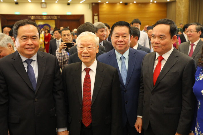 Về phía các lãnh đạo Đảng, Nhà nước, Mặt trận Tổ quốc Việt Nam, buổi lễ vinh dự với sự hiện diện của Đồng chí Nguyễn Phú Trọng, Tổng Bí thư Ban Chấp hành Trung ương Đảng Cộng sản Việt Nam; Đồng chí Trần Thanh Mẫn, Ủy viên Bộ Chính trị, Phó Chủ tịch Thường trực Quốc hội; Đồng chí Nguyễn Văn Nên, Ủy viên Bộ Chính trị, Bí thư Thành ủy Thành phố Hồ Chí Minh; Đồng chí Đỗ Văn Chiến, Bí thư Trung ương Đảng, Chủ tịch Uỷ ban Trung ương Mặt trận Tổ quốc Việt Nam; Đồng chí Lê Minh Hưng, Bí thư Trung ương Đảng, Chánh Văn phòng Trung ương Đảng; Đồng chí Nguyễn Trọng Nghĩa, Bí thư Trung ương Đảng, Trưởng Ban Tuyên giáo Trung ương; Đồng chí Võ Thị Ánh Xuân, Ủy viên Trung ương Đảng, Phó Chủ tịch nước; Đồng chí Trần Lưu Quang, Ủy viên Trung ương Đảng, Phó Thủ tướng Chính phủ.