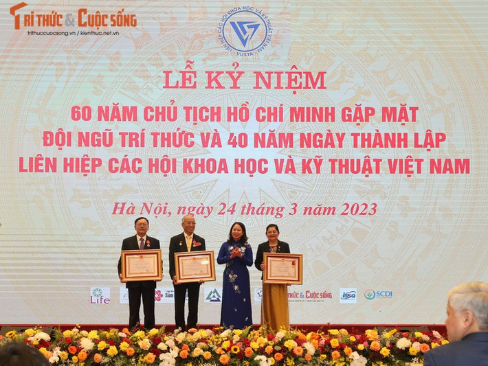 Đồng chí Võ Thị Ánh Xuân, Ủy viên Trung ương Đảng, Phó Chủ tịch nước trao bằng khen cho các tập thể, cá nhân đạt thành tích xuất sắc trong công tác, phong trào thi đua kỷ niệm 60 năm Chủ tịch Hồ Chí Minh gặp mặt đội ngũ trí thức và 40 năm ngày thành lập Liên hiệp các Hội Khoa học và Kỹ thuật Việt Nam.