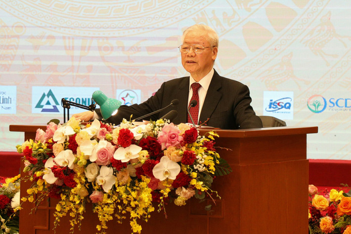 Nhắc lại câu “Hiền tài là nguyên khí quốc gia, nguyên khí thịnh thì đất nước mạnh và càng lớn lao, nguyên khí suy thì thế nước yếu”, Tổng Bí thư nhấn mạnh vai trò, ý nghĩa, tầm quan trọng của tri thức, chúng ta rất tự hào nhưng cũng thấy trách nhiệm rất nặng nề. Trải qua 40 năm hình thành và phát triển, Tổng Bí thư tin tưởng rằng, Liên hiệp Hội Việt Nam sẽ hoàn thành xuất sắc hơn nữa hoàn thành nhiệm vụ được Đảng và Nhà nước giao, đóng góp nhiều hơn nữa với chất lượng và hiệu quả cao hơn nữa cho công cuộc xây dựng và bảo vệ phát triển đất nước...