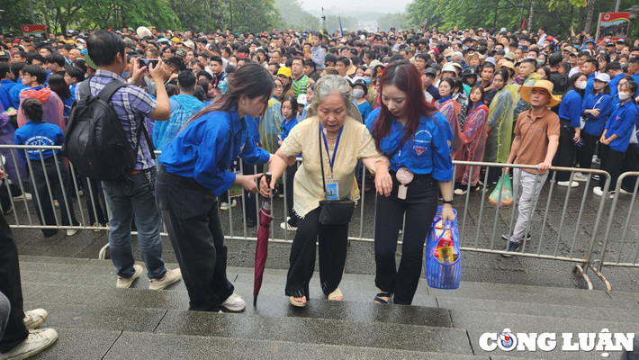 Các cụ già và em nhỏ được ưu tiên mở hàng rào sắt để lên đền. Ảnh Công Luận