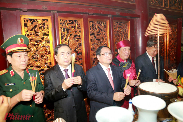 Thủ tướng Chính phủ Phạm Minh Chính và các đại biểu dâng hương tại Thượng cung. Ảnh Báo Phụ Nữ TP HCM