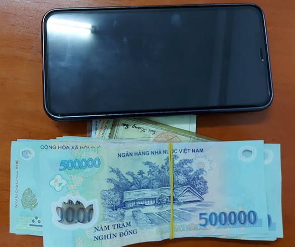 Hiếu viết số điện thoại của mình vào giấy, ném sang phòng trọ của chị D. và yêu cầu kết bạn qua zalo rồi gửi hình ảnh nhạy cảm đe dọa buộc nạn nhân cho quan hệ tình dục. Bị chị D. từ chối, Hiếu gọi điện qua zalo tiếp tục yêu cầu nạn nhân chuộc lấy những hình ảnh, clip với giá 10 triệu đồng. Chiều 13/3, Hiếu hẹn gặp nạn nhân tại một quán cà phê nằm trên đường Trần Văn Hoài, quận Ninh Kiều để đưa tiền. Khi Hiếu cầm 10 triệu đồng từ nạn nhân thì trinh sát hình sự Công an TP Cần Thơ ập vào bắt quả tang.