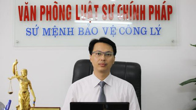 Đây là hành vi hết sức nguy hiểm cho xã hội, nếu clip này không được thu giữ mà phát tán nên môi trường mạng thì hậu quả sẽ còn tệ hại hơn nữa. Bởi vậy hình phạt đối với các đối tượng này cần phải hết rất nghiêm khắc để răn đe, phòng ngừa chung cho xã hội. Xem thêm video: Quay lén toilet nữ, thanh niên bị bắt tại trận. Nguồn: VTC 9.